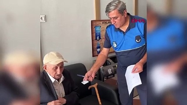 Emekliye düşen maaşını bulan vatandaş tarafından teslim edildi