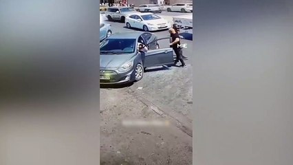 O anlar saniye saniye kamerada: Başı cama sıkışan çocuğu böyle kurtardı