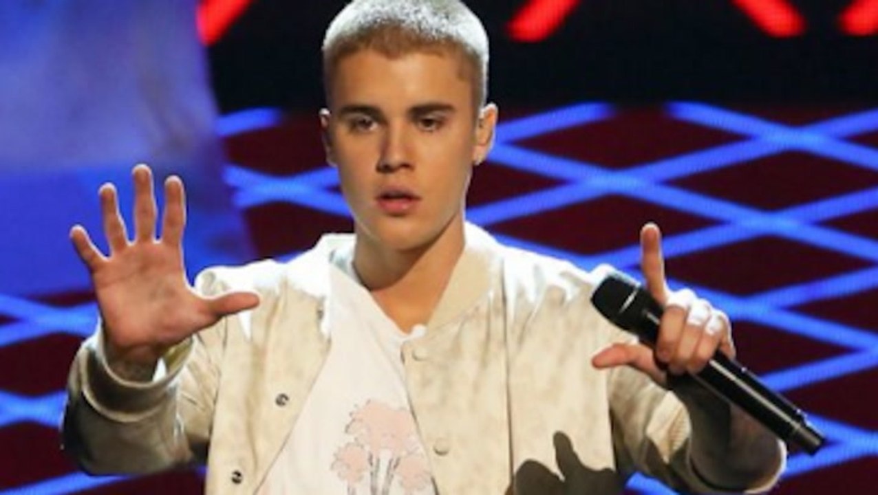 Justin Bieber Storms Off Stage