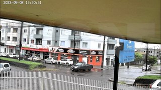 Câmera flagra acidente na Avenida Carlos Gomes