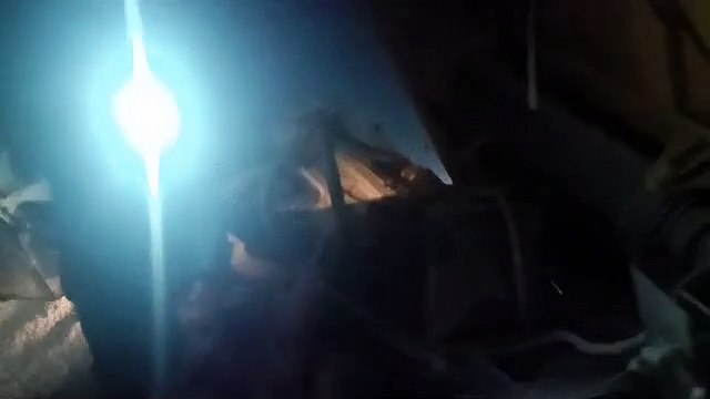 फ्लाईओवर पर पलटा ट्रेलर, चालक फंस गया केबिन में... चिल्लाया तो लोग आए मदद को