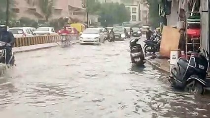 Video: बारिश से सड़कें जलमग्न, वाहन चालकों को झेलना पड़ा लंबा जाम