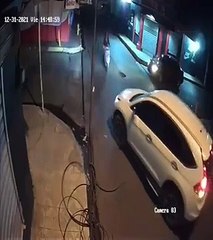 Momento en el que Alexis Villalona golpea a Santa Arias en Baní