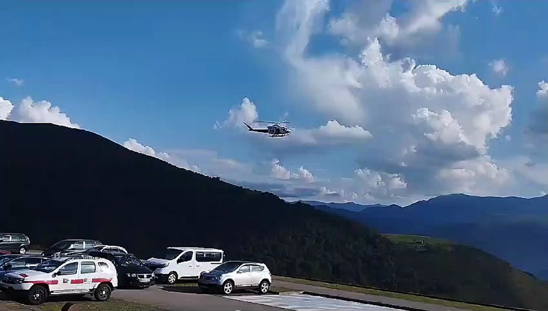 Llegada del helicóptero para la recogida sanitaria