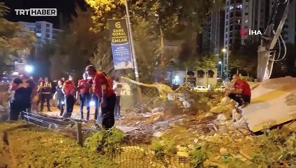 Yıkım sırasında duvarın caddeye devrildiği anlar kamerada