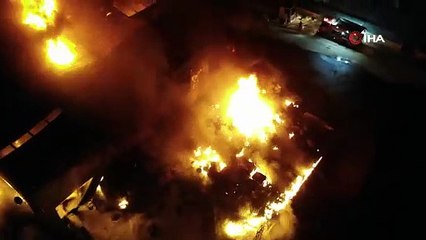 Manisa'da geri dönüşüm depolama alanın yangın böyle görüntülendi