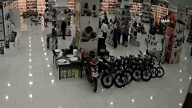 Isparta'da mağaza çalışanları ile müşteri çift arasındaki kavga kamerada