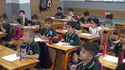 Tuzla'da 50 bin öğrenciye kırtasiye seti dağıtımı devam ediyor