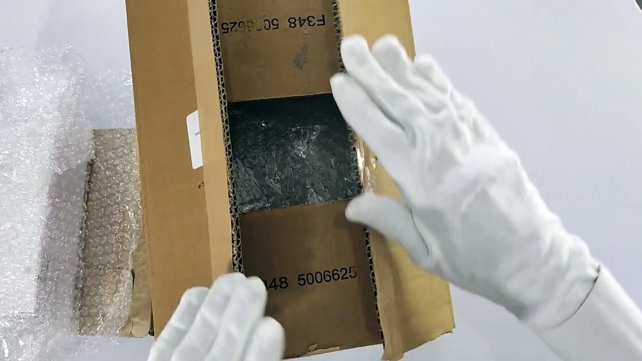 iPhone SE 2022 Unboxing & Review _ iPhone SE 2022 First Look _ iPhone SE 3 unboxing