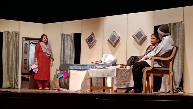 'आधे' मन के 'अधूरे' सपने लिए मंच पर उतरे मध्यमवर्ग के 'बिखरे' किरदार