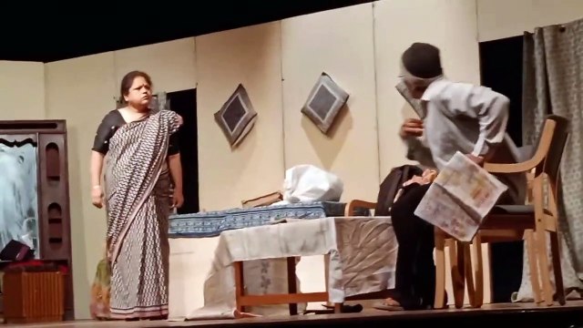 'आधे' मन के 'अधूरे' सपने लिए मंच पर उतरे मध्यमवर्ग के 'बिखरे' किरदार