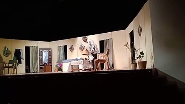 'आधे' मन के 'अधूरे' सपने लिए मंच पर उतरे मध्यमवर्ग के 'बिखरे' किरदार