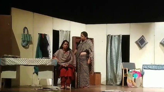 'आधे' मन के 'अधूरे' सपने लिए मंच पर उतरे मध्यमवर्ग के 'बिखरे' किरदार