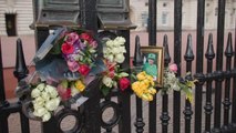 Los ingleses conmemoran el primer aniversario de la muerte de Isabel II