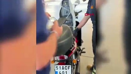 Akaryakıt İstasyonunda Motosikletin Altından Yılan Çıktı