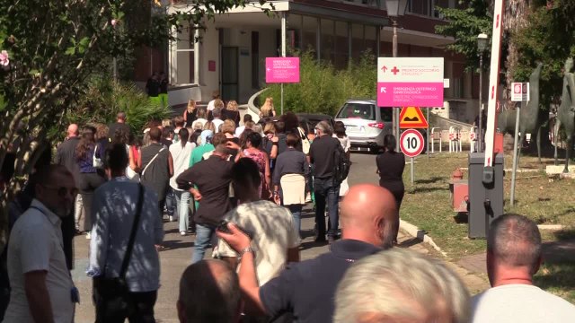 Rossella Nappini, l'arrivo del feretro al San Filippo Neri tra gli applausi dei presenti