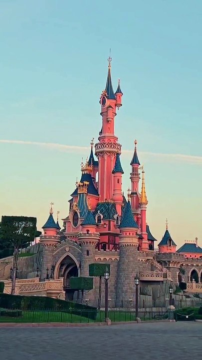 "Le Lever de Soleil Magique à Disneyland Paris : Quand les Rêves Deviennent Réalité"