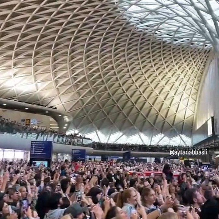 "Le Rassemblement Magique à King's Cross : Le Départ Épique du Poudlard Express au Quai 9 3/4" ‍♂️