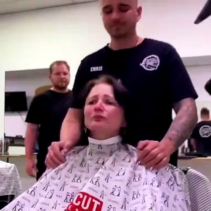 "Solidarité Familiale : Couper les Cheveux en Soutien à leur Maman dans sa Lutte contre le Cancer" ❤️‍♂️‍♀️‍‍‍