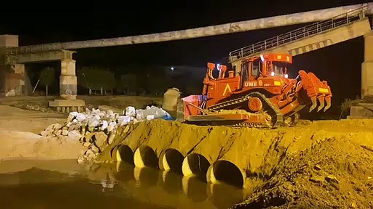 El equipo de la UME trabajando de noche para hacer la escombrera