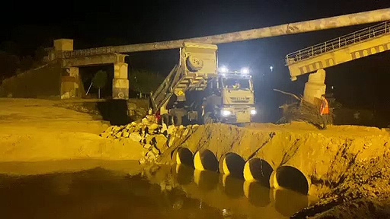 El equipo de la UME trabajando de noche para hacer la escombrera
