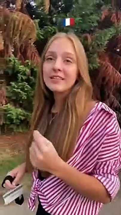 "La Polyglotte des Accents : Une Jeune Femme Maîtrise la Prononciation en Anglais du Monde Entier" ️️