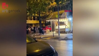 Gaziosmanpaşa'da dondurmacı dükkanı bir grubun saldırısı sonucu hasar gördü.