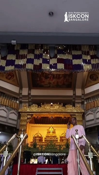 भगवान कृष्ण के दर्शन करने मंदिरों में उमड़े श्र...