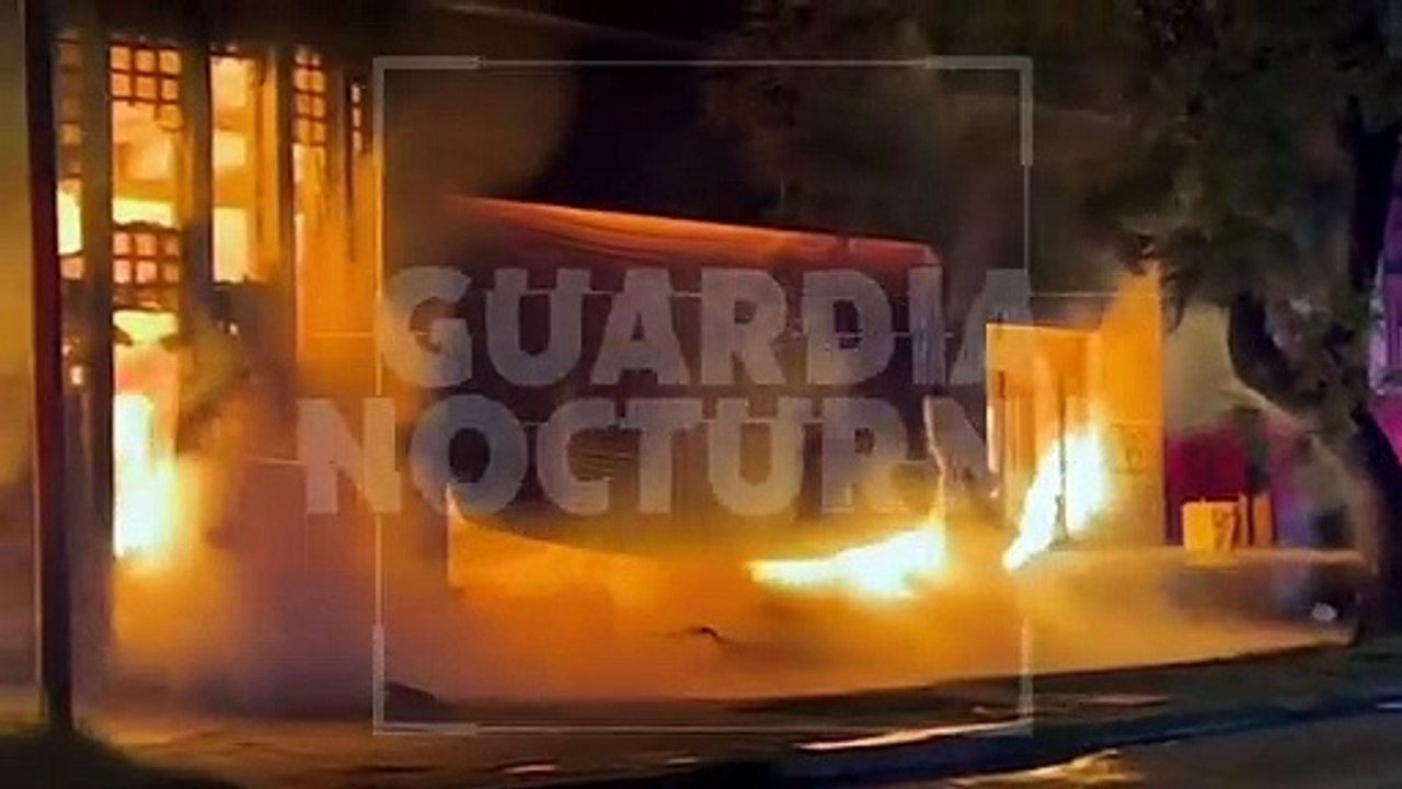 Voraz incendio consume edificio en Calzada Indepen