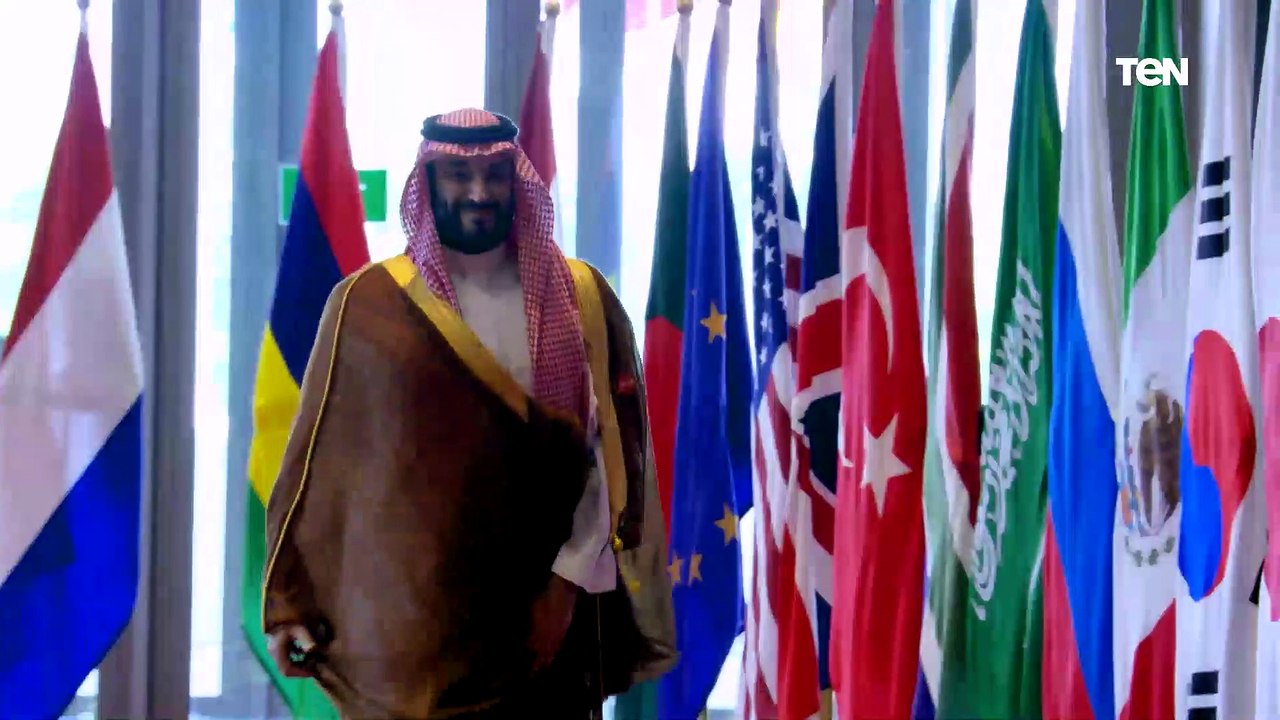 الرئيس السيسي يتفقد الآثار المصرية المعروضة بقمة العشرين