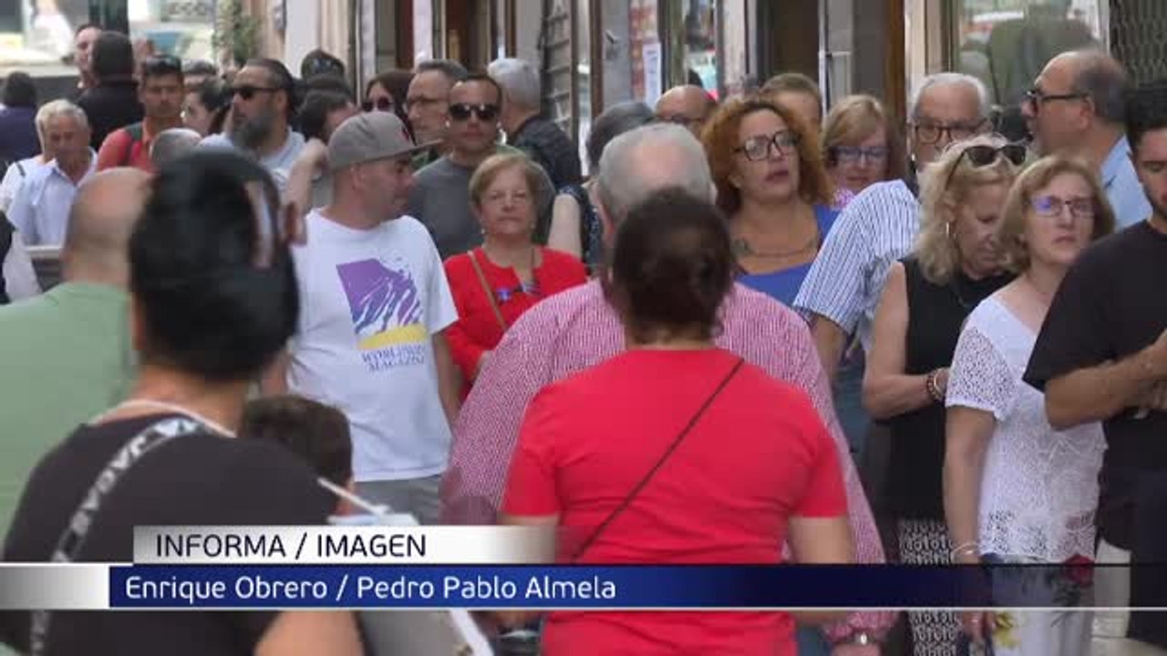 Largas colas para comprar la lotería de Navidad