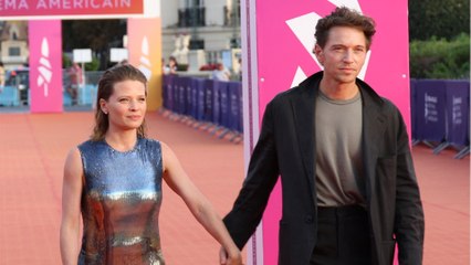 GALA VIDEO - PHOTO - Mélanie Thierry et Raphaël complices : le couple main dans la main à Deauville