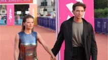 GALA VIDEO - PHOTO - Mélanie Thierry et Raphaël complices : le couple main dans la main à Deauville
