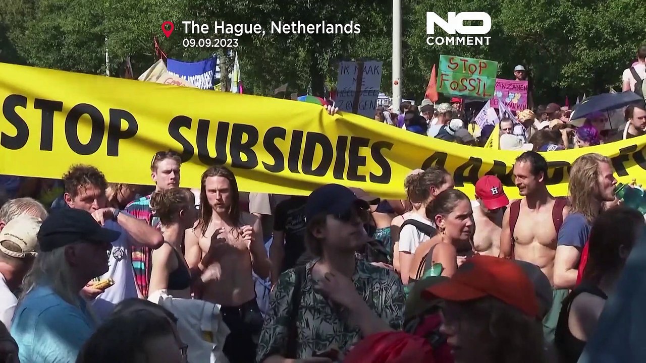 Wasserwerfer gegen Klima-Protest auf der Autobahn