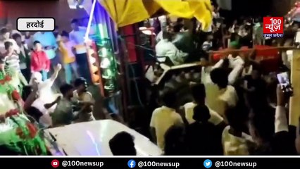 #Watch: यूपी के हरदोई जिले का एक वीडियो वायरल, ताजिया निकालने को लेकर दो पक्षों में मारपीट, चले लाठी-डंडे
