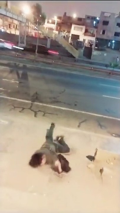 Joven cruza la Panamericana.