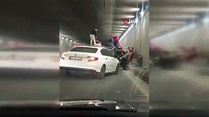 Devrilen kamyonette sıkışan iki kişi vatandaşlar tarafından kurtarıldı