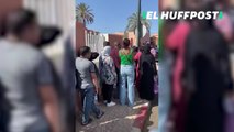 Ciudadanos marroquíes, junto a muchos grupos de turistas, hacen fila para donar sangre en Marrakech