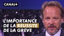 Peter Sarsgaard reçoit la Coupe Volpi pour le film Memory et revient sur la grève à Hollywood