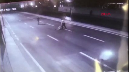 Bağcılar'da Hırsızlık Şüphelileri Polis Aracına Çarptı