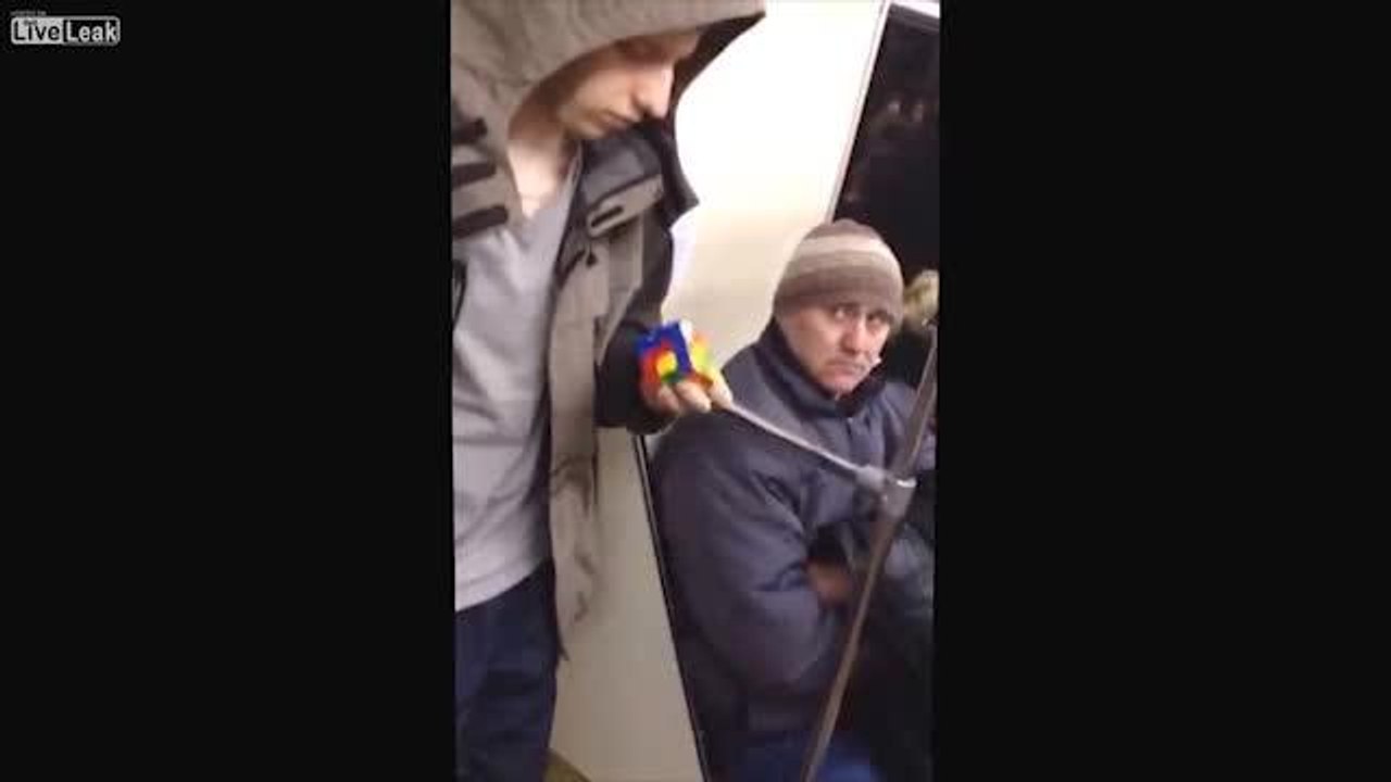 Magia col cubo di Rubik: lo risolve con una sola mano in tempo di record