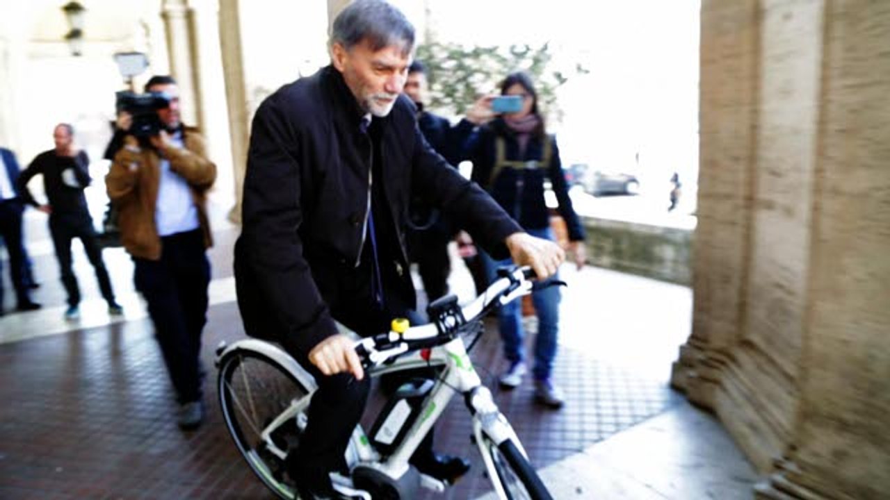 Graziano Delrio eil suo primo giorno da ministro: «Mi hanno già rubato la bici?»