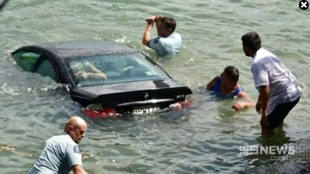 Donna intrappolata nell’auto che affonda, salvata da due agenti