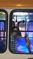 VÍDEO: Bandido assalta ônibus e faz mulher refém dentro do coletivo