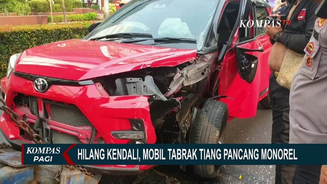 Diduga Hilang Kendali, Mobil Tabrak Tiang Pancang Monorel di Kuningan Jakarta