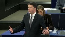 Renzi invita a salutare Napolitano «un convinto europeista»,  l’applauso dell’aula