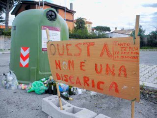 Differenziata in tilt a Ostia, nascono discariche a cielo aperto