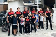 İzmir'de minikler polis ağabeylerinin sürpriziyle karşılaştı