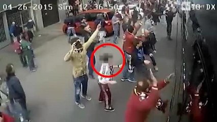 Pugni e calci al bus della Juve, tifoso porta il bambino alla contestazione violenta