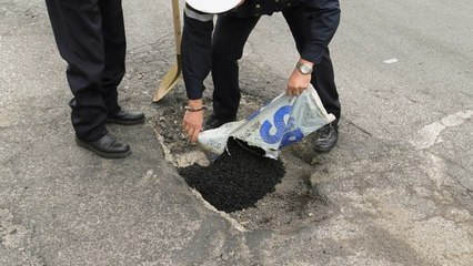 Chi fa da sé fa per tre:  vigili urbani «rattoppano» le buche
